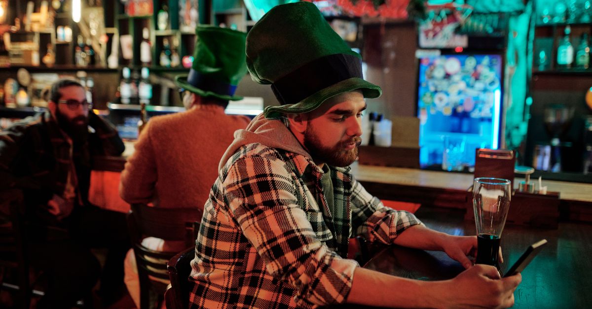 Personas sentadas en un bar escuchando música con parlantes al frente